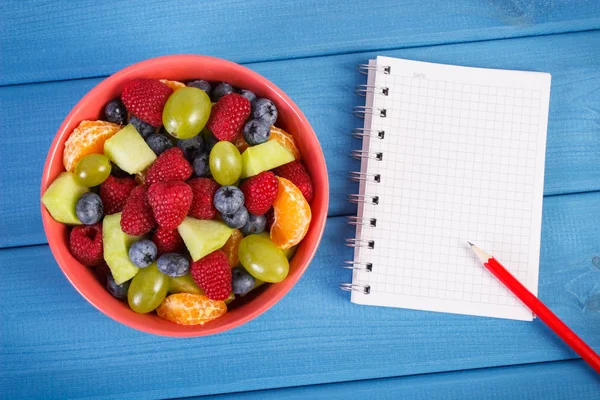 Obstsalat und Notizblock für Notizen, gesunder Lebensstil und Ernährungskonzept — Stockfoto