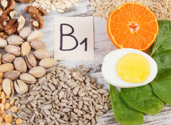 Produtos contendo vitamina B1, minerais naturais e fibras alimentares, nutrição saudável — Fotografia de Stock