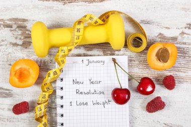 Yeni yıl kararları defterde eski rustik tahtada yazılı