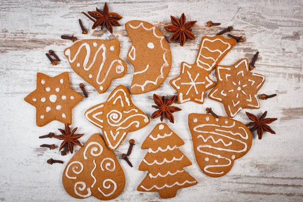 Pane di zenzero decorato al forno fresco o biscotti festivi, concetto di tempo di Natale — Foto Stock