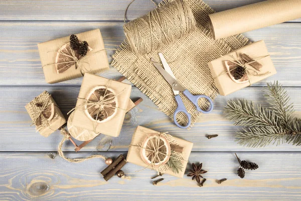 Foto envejecida, Accesorios, decoración y regalos envueltos para Navidad con trineo de madera en tablas viejas — Foto de Stock