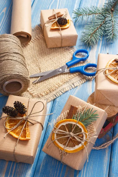 Accesorios, decoración y regalos envueltos para Navidad con trineo de madera en viejas tablas azules — Foto de Stock