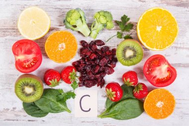 Meyve ve sebze gibi C vitamini kaynakları, lif ve mineraller, bağışıklık ve sağlıklı beslenme kavramı güçlendirilmesi