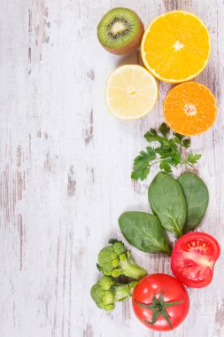 C vitamini, lif ve mineraller, bağışıklık ve sağlıklı beslenme güçlendirilmesi içeren sebze ve meyve