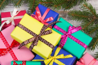 Kurdeleler ile sarılmış hediyeler Noel veya diğer kutlama ve çam dalları için
