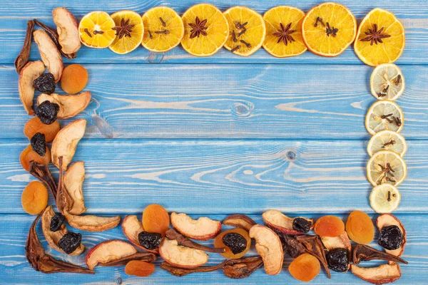 Frame of ingredients and spices for preparing compote of dried fruits, copy space for text on old boards — Stock Photo, Image