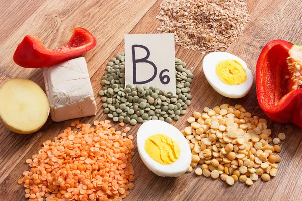 Προϊόντα και τα συστατικά που περιέχουν βιταμίνη Β6 και διαιτητικές ίνες, έννοια υγιεινή διατροφή — Φωτογραφία Αρχείου