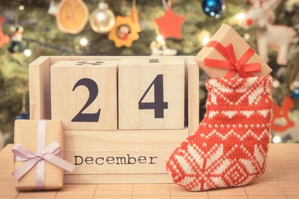 Vintage foto, datum 24 December på kalender, gåvor med festliga strumpa och julgran, julafton tid — Stockfoto