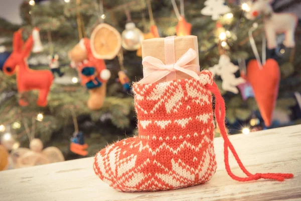 Vintage φωτογραφία, δώρο με κορδέλα για τα Χριστούγεννα στην εορταστική κάλτσα και δέντρο με διακόσμηση, Χριστούγεννα χρόνο έννοια — Φωτογραφία Αρχείου