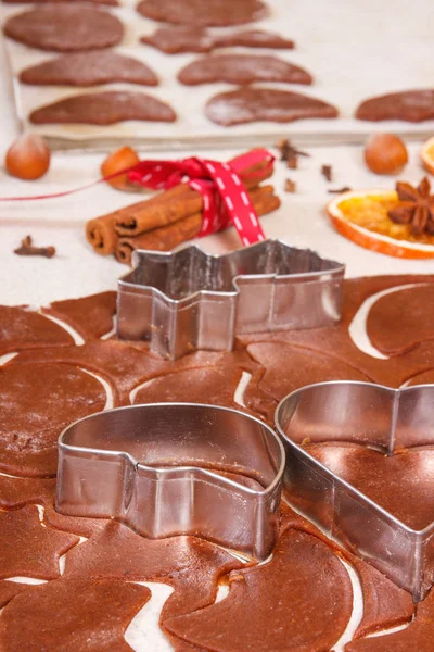 Cookie cutters en deeg voor voorbereiding feestelijke cookies, Kerstmis tijd concept — Stockfoto