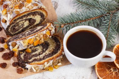 Haşhaş tohumu kek, fincan siyah kahve ve çam dalları, tatlı Noel için