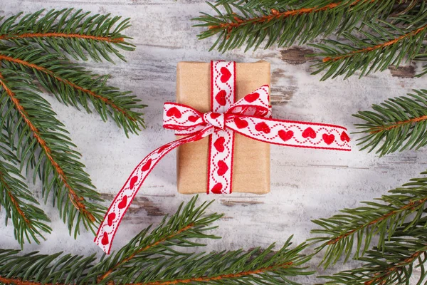 Radbruten present med ribbonand spruce grenar till jul eller Valentines — Stockfoto