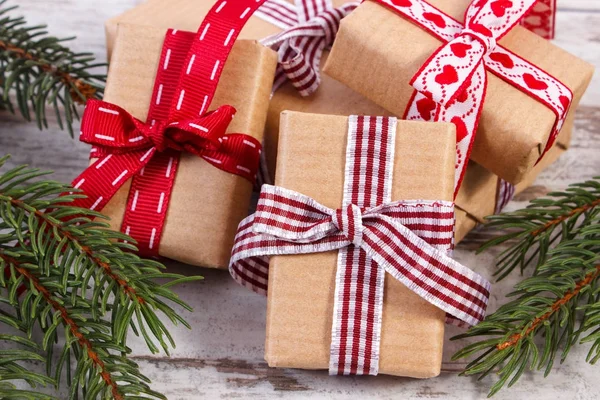 Барвисті загорнуті подарунки і ялинових гілки на Різдво чи Валентина — стокове фото