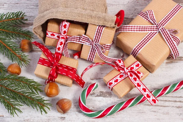 Δώρα για τα Χριστούγεννα ή του Αγίου Βαλεντίνου φορά στην Γιούτα σάκο και έλατο κλαδιά — Φωτογραφία Αρχείου