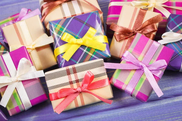 Presentes coloridos embrulhados com fitas para o tempo de Natal ou outra celebração — Fotografia de Stock