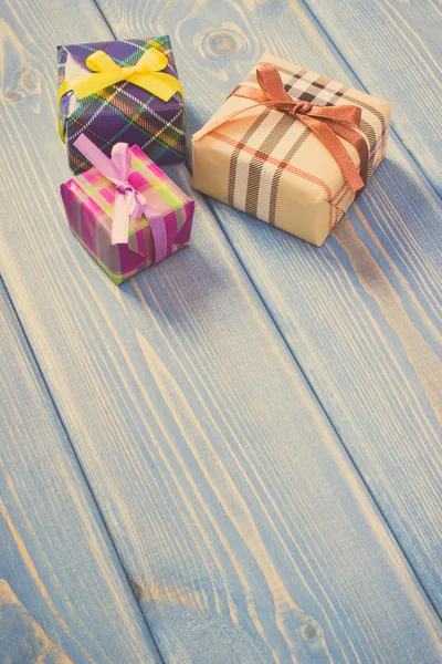 Zabalené dárky s pásky k Vánocům či jiné oslavy, kopie prostor pro text — Stock fotografie