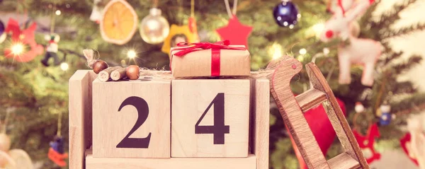 Vintage foto, datum 24 December, inslagna gåvor och julgran med dekoration, julafton tid koncept — Stockfoto