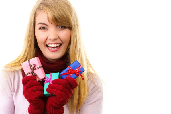 Donna in guanti con i regali avvolti per Natale o altra celebrazione, copiare lo spazio per il testo su sfondo bianco — Foto Stock
