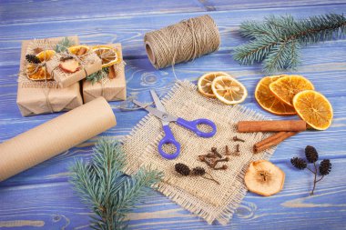 Aksesuar, dekorasyon ve sarılmış hediyeler Noel ya da diğer kutlama için