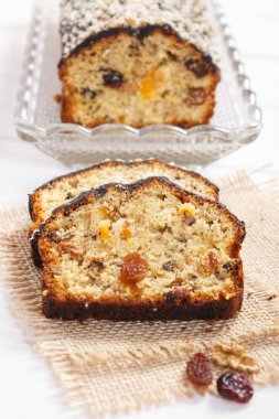 Taze pişmiş meyveli kek kurullarında, lezzetli tatlı kavramı