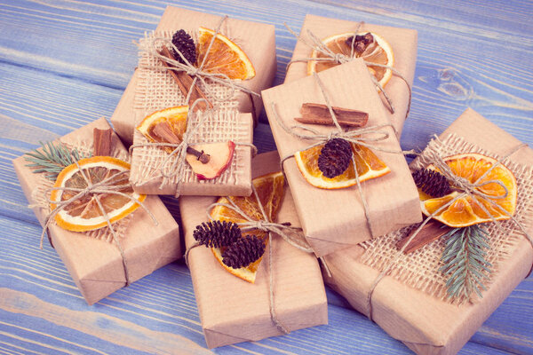 Винтажное фото, завернутые подарки с украшением на Рождество или другой праздник
