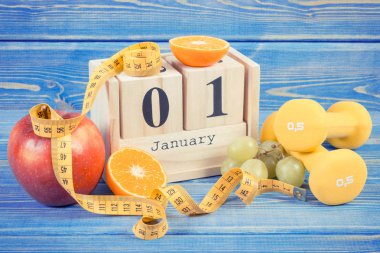 Takvim, meyve, halter ve şerit metre, yeni yıl kararları kavramı küp