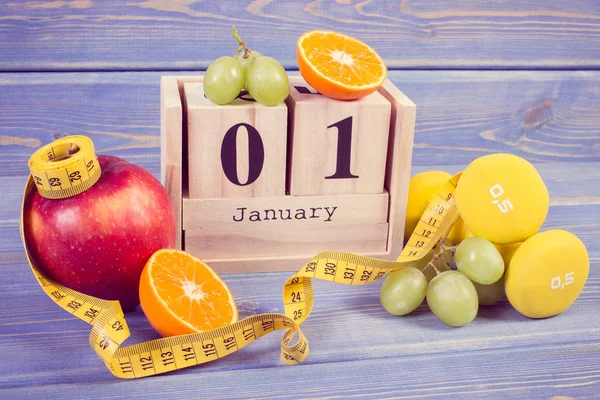 Дата 1 січня в календарі, фрукти, гантелі та міра стрічки, концепція резолюції нових років — стокове фото
