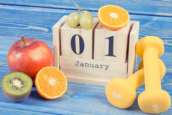 1月1日关于立方体日历, 果子和哑铃, 新年决心和健康生活方式概念 — 图库照片