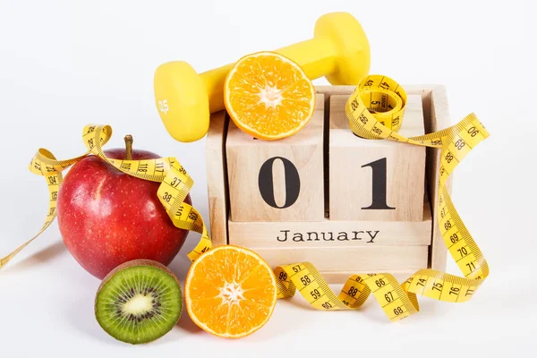 Calendrier cubique avec date du 1er janvier, fruits, haltères et ruban à mesurer, concept de résolutions du Nouvel An — Photo