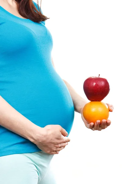 Zwangere vrouw houden van vers rijp fruit, gezonde voeding en voeding tijdens de zwangerschap — Stockfoto