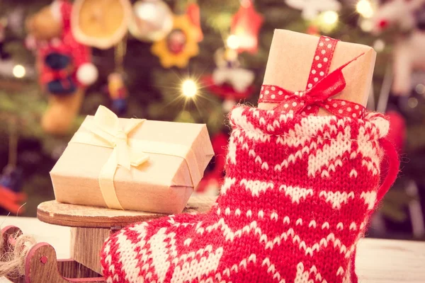 Vintage φωτογραφία, Wrapped δώρο για τα Χριστούγεννα έλκηθρο και κόκκινη κάλτσα, χριστουγεννιάτικο δέντρο με διακόσμηση, εορταστικό χρόνο έννοια — Φωτογραφία Αρχείου