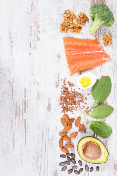 Omega 3 asitleri, doymamış yağ ve lif içeren maddeler, sağlıklı bir yaşam tarzı, beslenme ve asit diyet kavramı