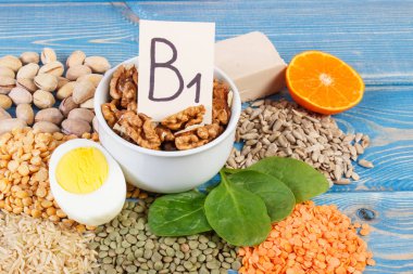 Ürün ve malzemeler içeren vitamin B1 ve diyet lifi, sağlıklı beslenme kavramı