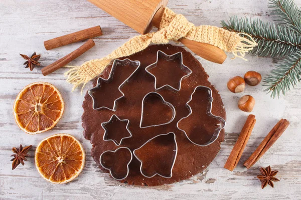 Тесто для праздничного рождественского печенья, пряностей и ингредиентов для выпечки пряников — стоковое фото