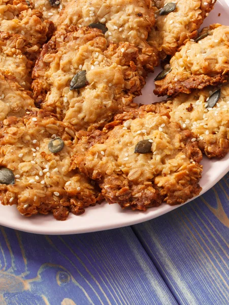 Fresh baked oatmeal cookies on glass plate, healthy dessert concept — Stock Photo, Image