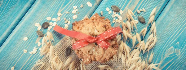 Foto vintage, Galletas de avena con orejas de avena, postre saludable —  Fotos de Stock