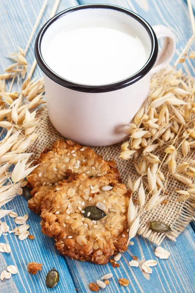 Oatmeal cookies, ingredients for baking and ears of oat, healthy dessert — Stock Photo, Image