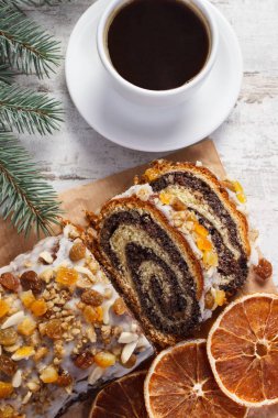 Haşhaş tohumu kek, fincan kahve ve çam dalları, tatlı Noel zamanı için