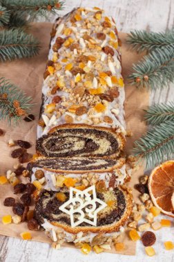 Ev yapımı haşhaş tohumu pasta ve Ladin dalları, tatlı festival Noel zamanı için