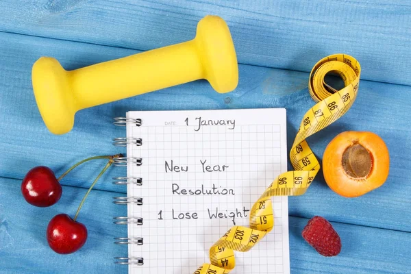 Ψηφίσματα του νέου έτους γραμμένο στο σημειωματάριο, υγιεινή διατροφή και αξεσουάρ για αδυνάτισμα — Φωτογραφία Αρχείου