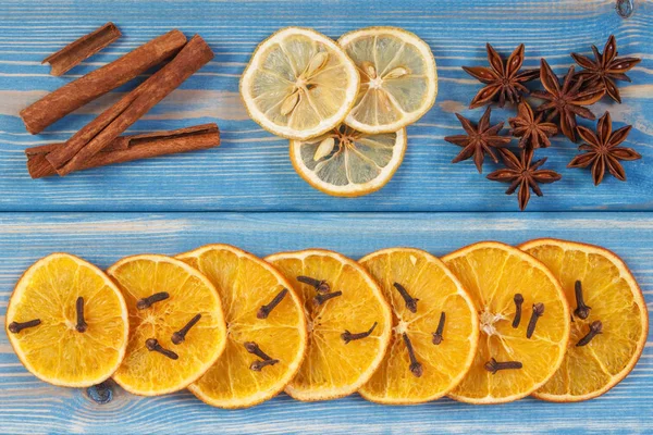 Ingrediënten en kruiden voor het voorbereiden van compote van gedroogd fruit — Stockfoto