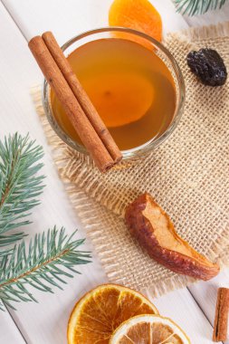 Çam dalları ve kurutulmuş meyve Noel şenlikli kez geleneksel Komposto