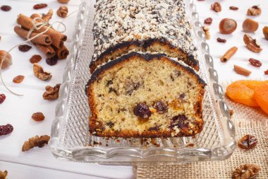 Beyaz tahtalar üzerinde malzemelerle pişmiş taze meyveli kek