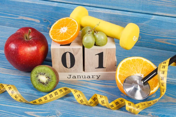 Date du 1er janvier sur calendrier, fruits, haltères et ruban à mesurer, résolutions du nouvel an — Photo