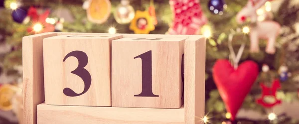 Vintage foto, datumet 31 December på kalendern och julgran med dekoration, nyårsafton koncept — Stockfoto
