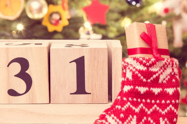Vintage foto, datumet 31 December på kalender, gåva i strumpa och julgran med dekoration, nyårsafton — Stockfoto
