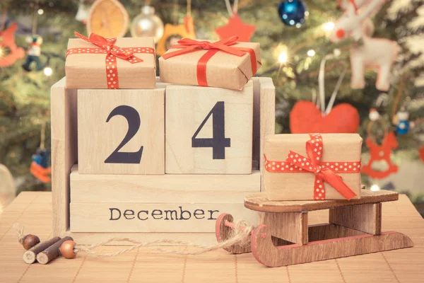 Vintage foto, datum 24 December på kalender, inslagna gåvor och julgran med dekoration, julafton tid koncept — Stockfoto