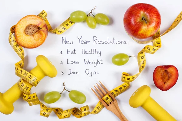 Νέο έτος ψηφίσματα ή στόχους, φρούτα, αλτήρες και μετροταινία, υγιούς διατροφής και τρόπου ζωής έννοια — Φωτογραφία Αρχείου