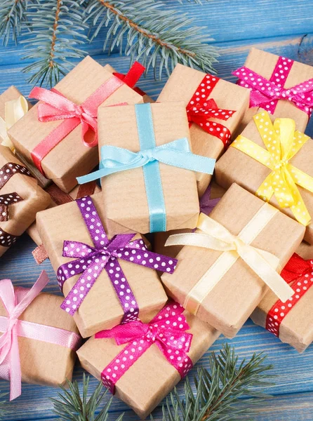 Innpakkede gaver med bånd til jul og gran – stockfoto