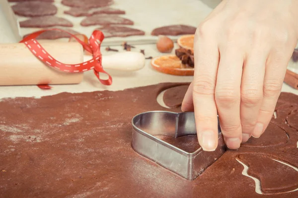 Foto vintage, Usando cortadores de galletas y masa para hornear galletas festivas o pan de jengibre — Foto de Stock